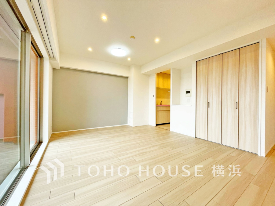 南西向きの大きな窓からたっぷりと光が入る明るいLDK。落ち着いた雰囲気に包まれた空間です。