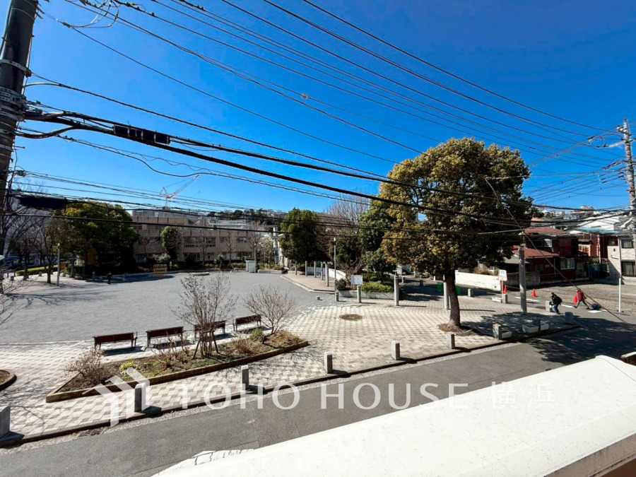 公園に面した開放感のあるロケーション。南西向きで陽当たり良好です。