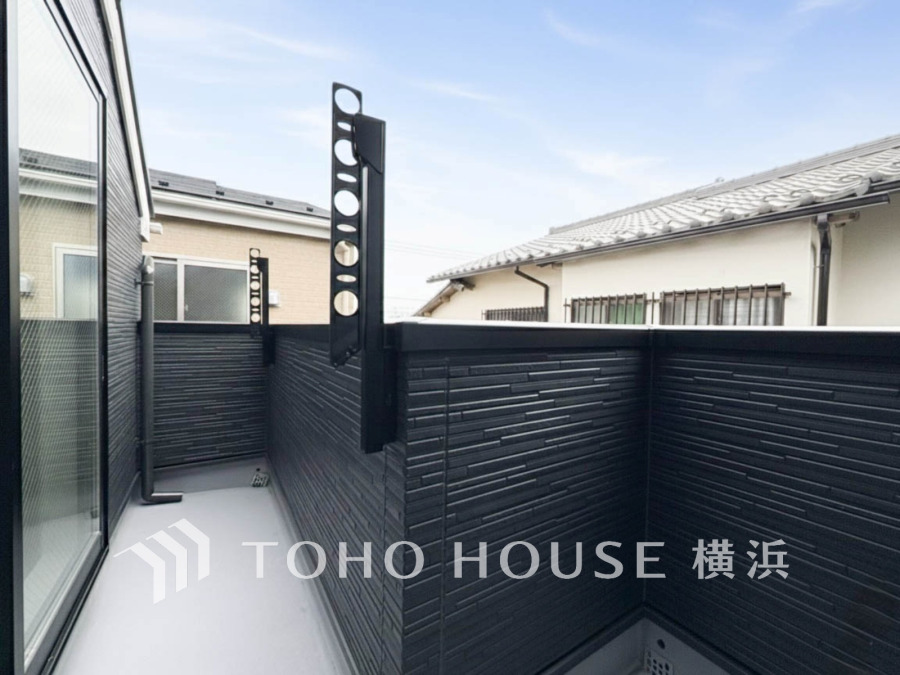 気持ちのいい空が見渡せる広いバルコニー。爽やかな風を感じて、心躍る素敵な暮らしがはじまります。