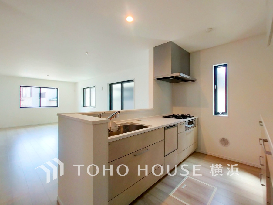 開放的な対面キッチンは、リビングで寛ぐご家族と会話をしながらお料理が出来ます。