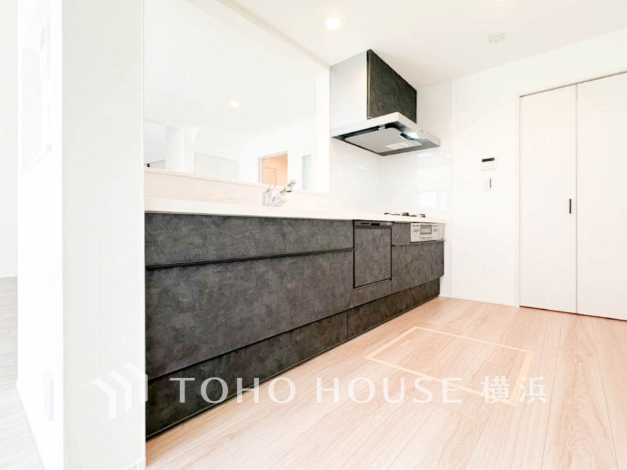 長い時間滞在するキッチンだからこそ、食事の準備を楽しい時間に、忙しい時でもスムーズに無駄なく作業できる、お手入れも簡単にできるなど、毎日を楽しくするキッチンスペースに仕上げました。