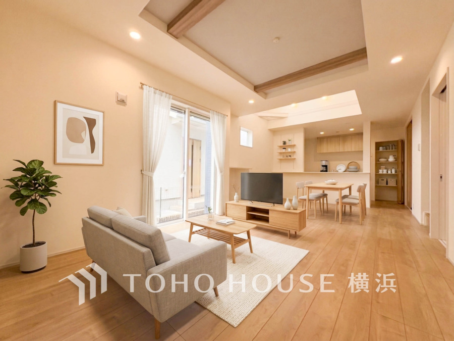 家族との何気ない日常を上質に。時を忘れるほど心地よく、ゲストも温かく迎え入れる快適なリビング。※生成AIによるイメージです。家具・小物は販売価格に含まれません。