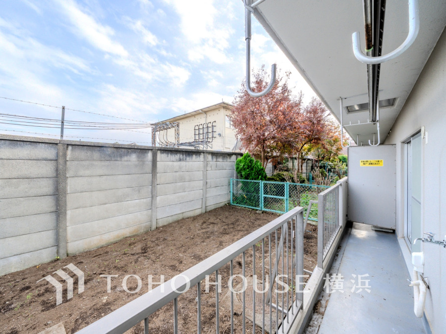 リビングの先には戸建感覚のテラス＆専用庭。お天気の良い日にはアウトドアリビングとしてお外で朝食やティータイムなども素敵ですね。