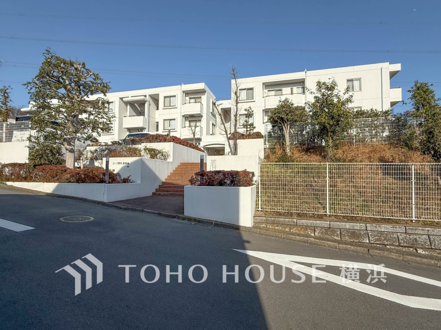 閑静な高台のマンション。豊かな植栽が彩る、安心感のある住環境です。