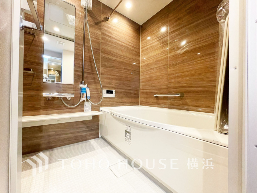 上質が感じられる質感とカラーリングで、清潔な空間美を実現。一日の疲れが癒される優雅なバスタイムを堪能できるゆとりあるバスルームです。。