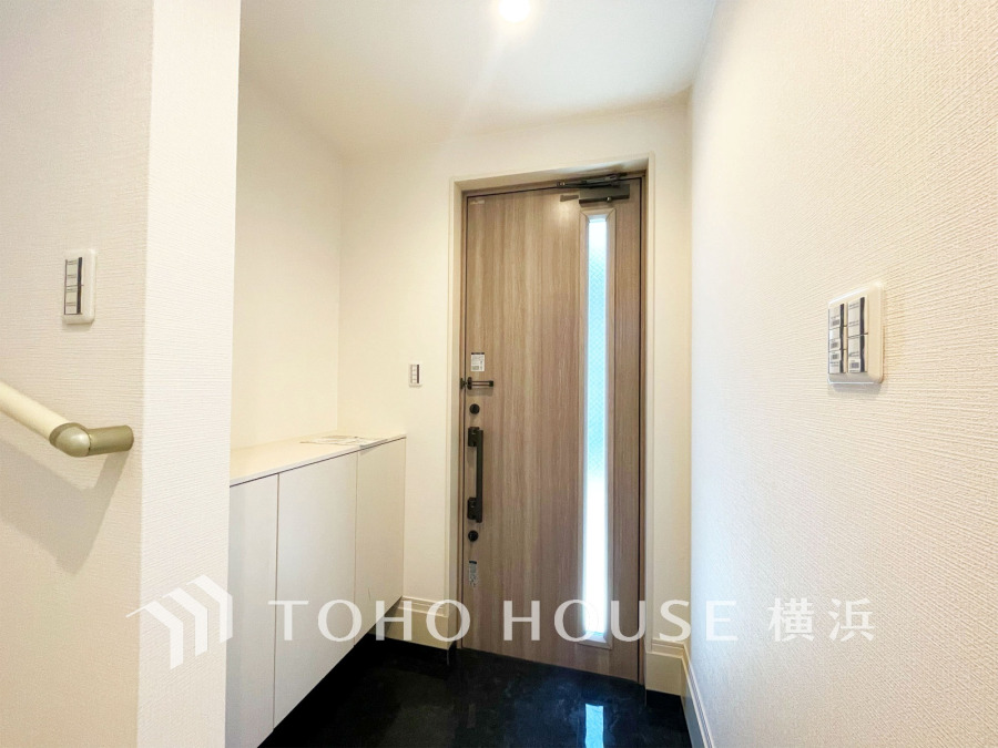 上質感漂う玄関と廊下。居住者の帰り、訪れる方を優しく迎える・安らぎに満ちた生活空間を予感させる。健やかな暮らしを楽しめることでしょう。