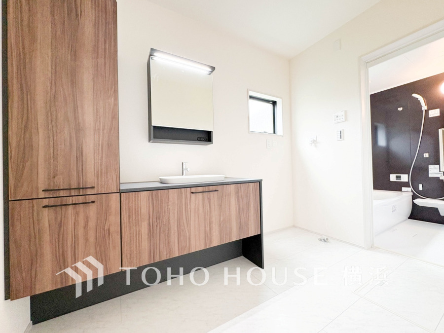 ご家族の1日が始まり、1日の終わりを締めくくる洗面空間。洗濯機を配置しても十分なスペースを確保した設計となっております。