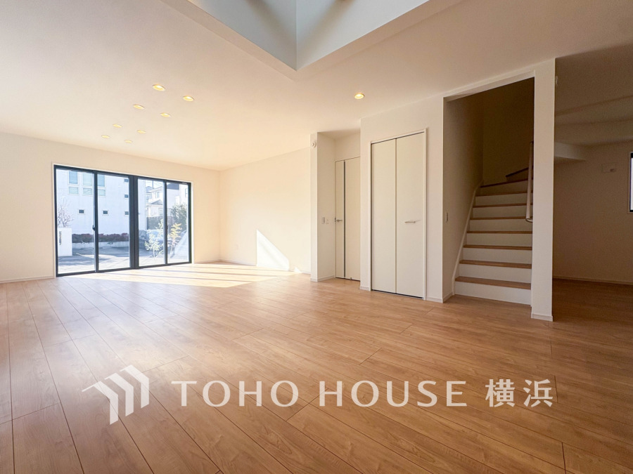 広々としたリビングダイニングは、シックでモダンな内装。落ち着いた雰囲気に包まれて、ゆったりと家族団らんのひとときを過ごせます。