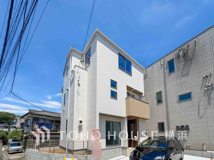 住む人を映し出す洗練された佇まいは、いつまでも輝き続けながらいつしか街の風景に溶け込んでいきます。
