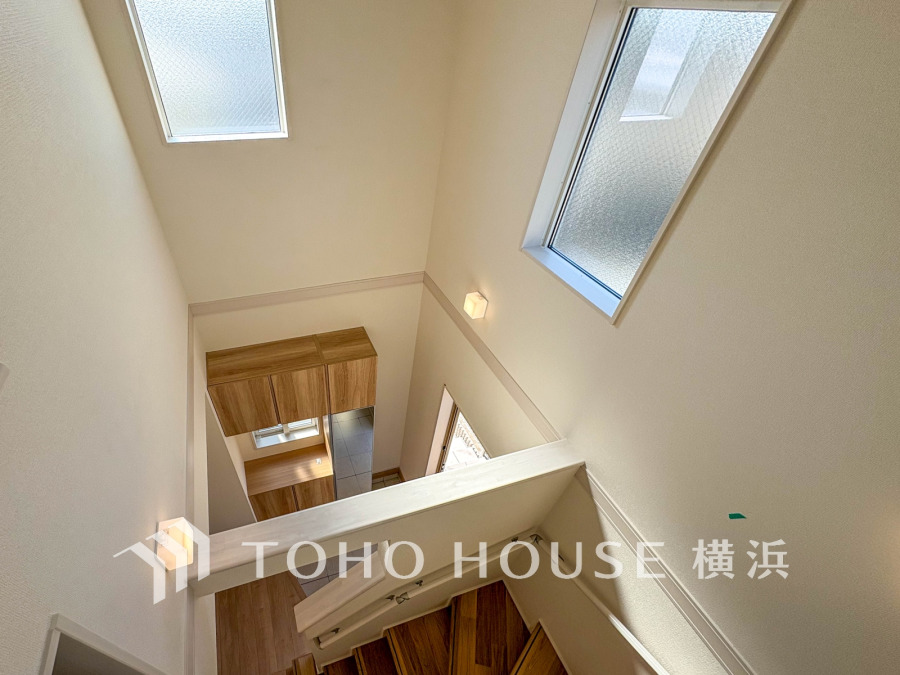 居住者の帰り、訪れる方を優しく迎え、やすらぎに満ちた生活空間を予感させる。健やかな暮らしを楽しめそう。