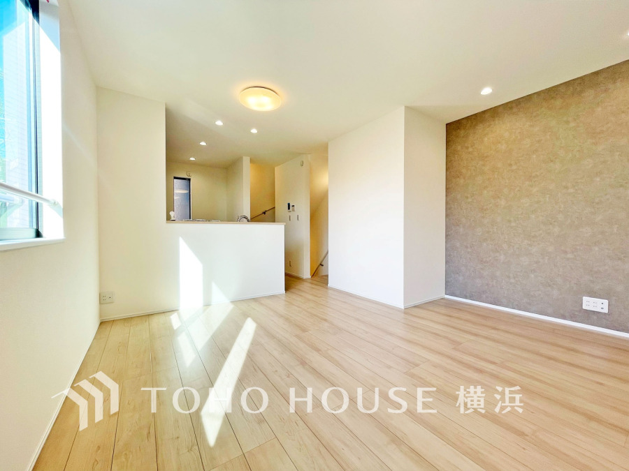 豊かな光が照らすこの場所は、たわいもない会話を楽しみ、ゆったりとした時間を過ごす場所。家族の日常が刻まれる大切な空間です。