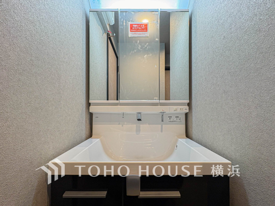 十分な大きさの洗面台は収納もさる事ながら、身だしなみチェックや歯磨きなど、朝の慌ただしい時間でもホテルライクなスペースで余裕とゆとりを感じて頂けます。