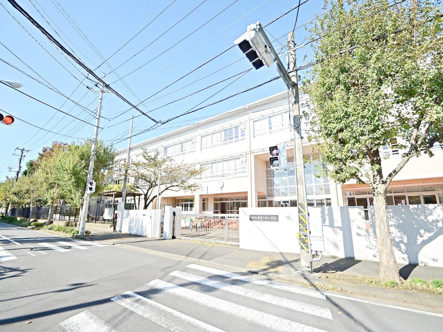 川崎市立夢見ヶ崎小学校　約500ｍ