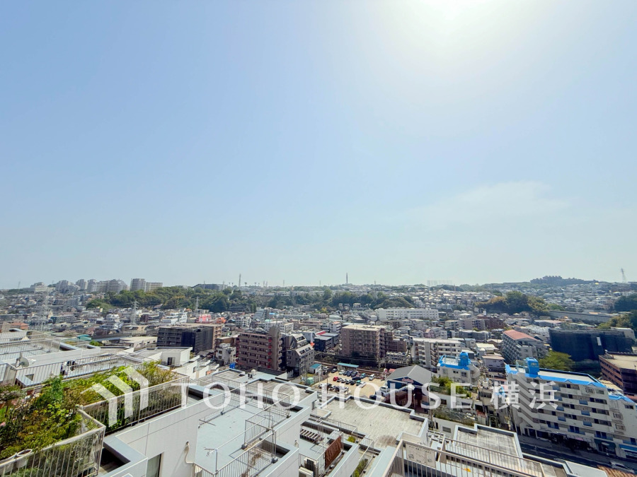 陽射しとともに、少しずつ装いを変える街の景観から、星空が地上に映りこむかのような夜景の煌きまで、この街ならではの美しい風景。手を伸ばせば触れることができそうな潤う翠、広がり豊かな眺望も魅力。