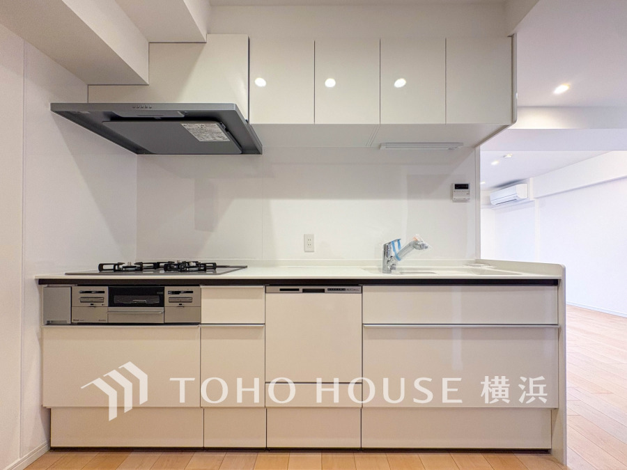 作業に集中しやすい独立型のキッチン。新規交換されたシステムキッチンの清潔感あふれる空間です。
