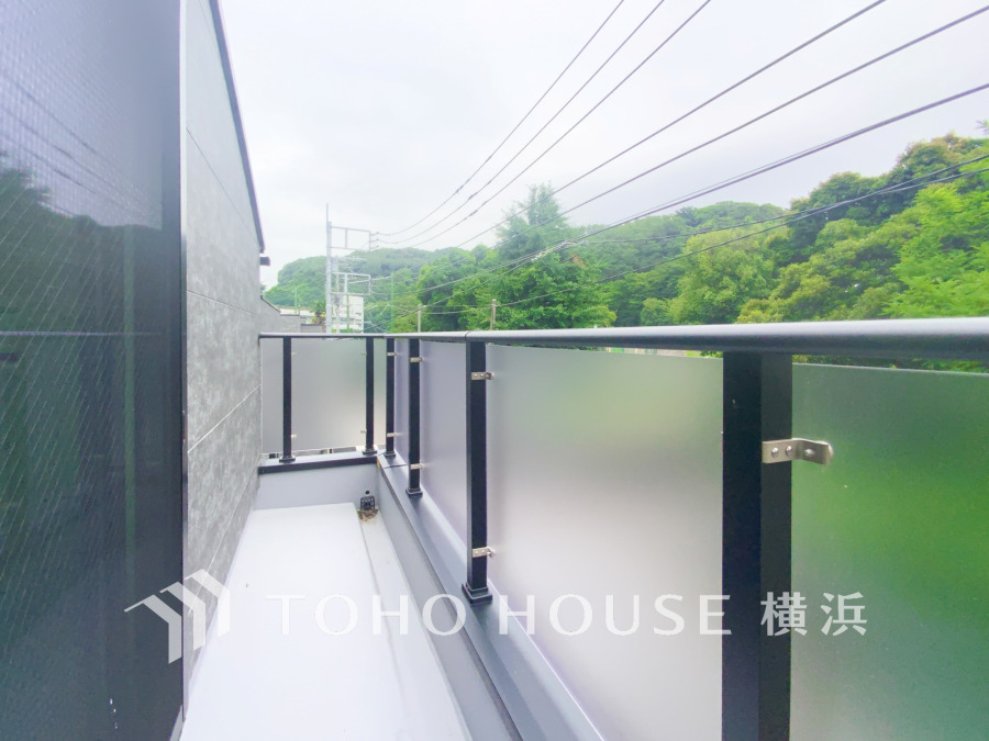 気持ちのいい空が見渡せる広いバルコニー。爽やかな風を感じて、心躍る素敵な暮らしがはじまります。