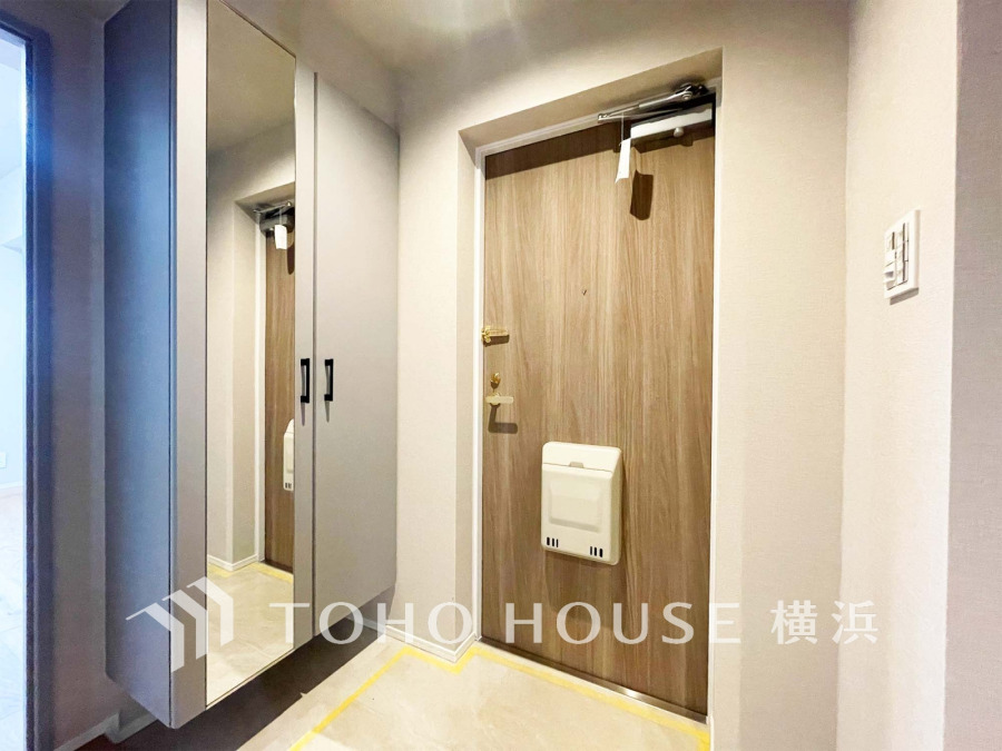 玄関には収納豊富なトールサイズのシューズボックスを完備。大型の姿見付きです。