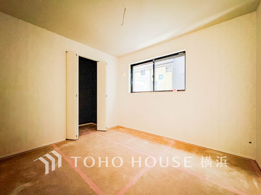 過ぎ行く時間をゆったりと感じることができる落ちついたプライベートルーム。リビングで楽しく過ごした後はゆっくり寛ぎの時間を満喫できます。静かな環境でリラックスタイムを愉しんで。（2025年12月撮影）