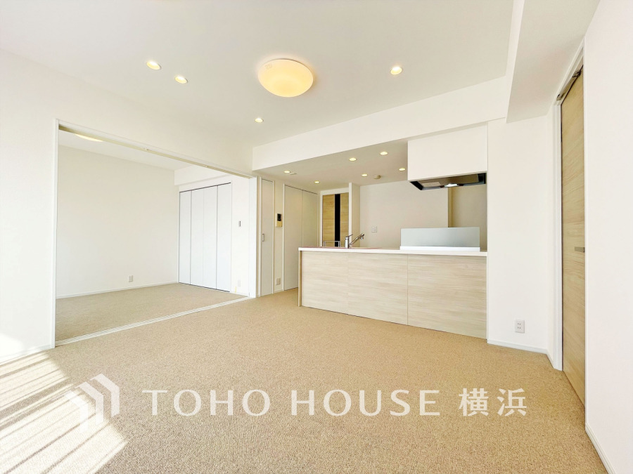 光と風が溢れる開放的なLDKには、自然と家族みんなが集まってきます。明るく穏やかな空気が流れるこの場所は、豊かな寛ぎと笑顔の団欒をいつも優しく守ってくれることでしょう。