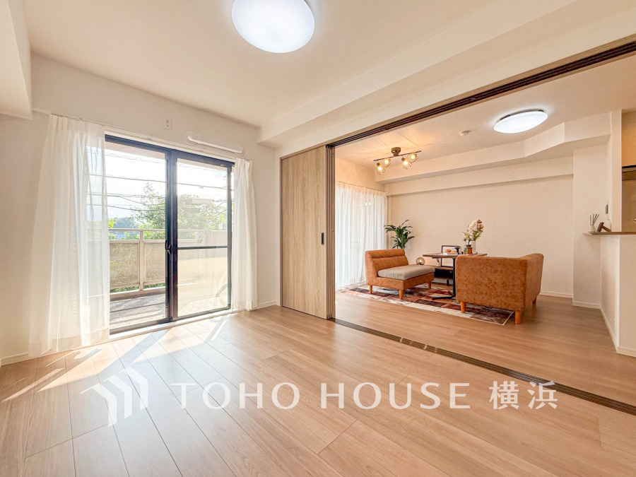 大きな窓からは快適な光を取り入れ、通気性能を上げる事で居心地の良い空間を演出します。多くの時間を過ごす住まいだからこそ、いつも快適な場所であるように心掛けています。