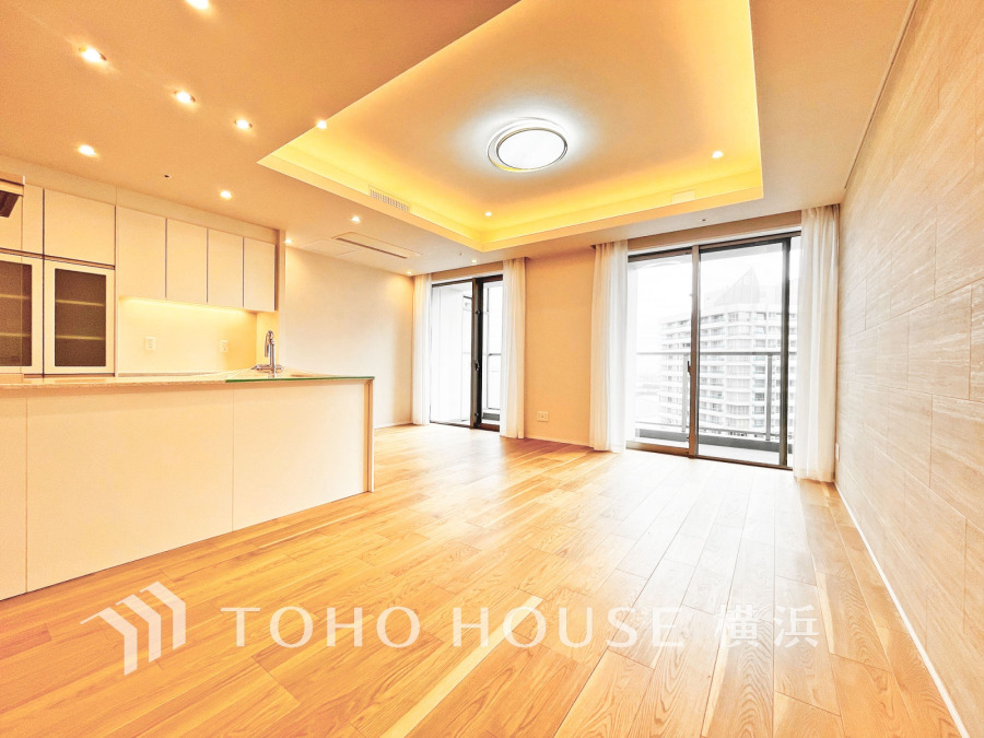 開放感あふれる広いリビングは、自然光がたっぷり入り心地よい空間を演出します。充実の収納も魅力です。