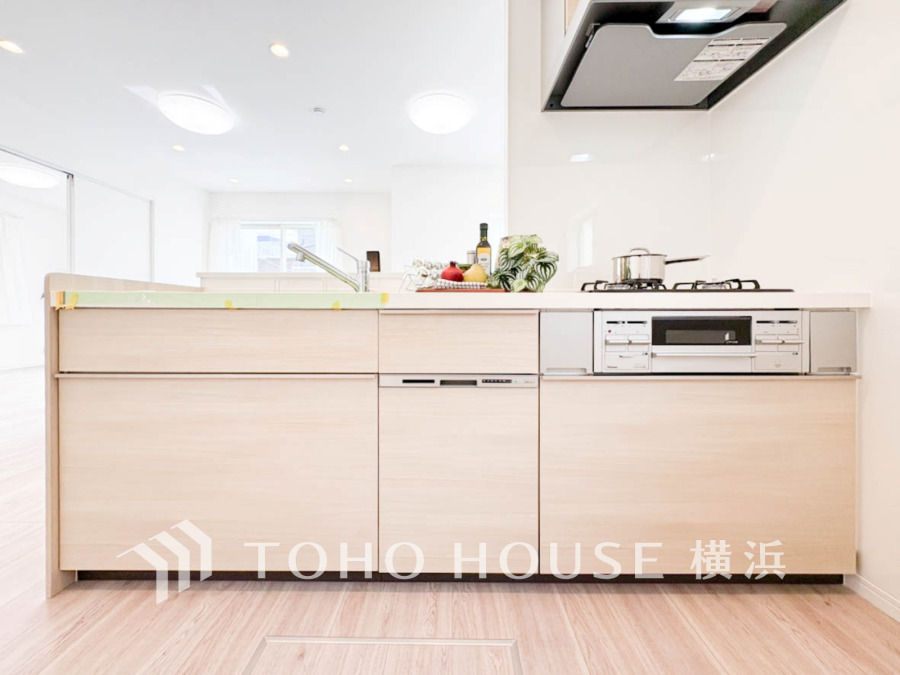 使い勝手の良い設備のキッチンで効率よくお料理もできます。食する料理に家族が舌鼓を打ち自然と笑いが絶えない空気感がそこに広がります。自慢の腕をふるってください。