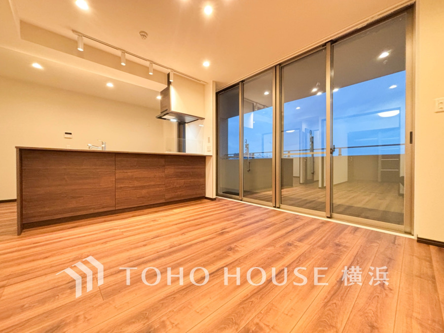 大きな窓からたっぷりと光が入る明るいLDK。落ち着いた雰囲気に包まれた空間です。
