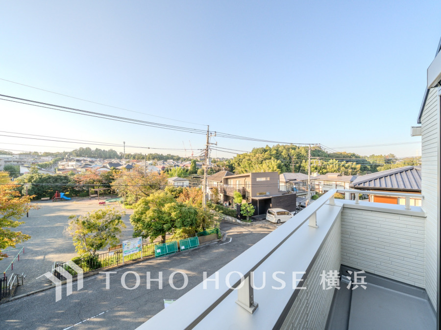 手を伸ばせば、ふれることが出来そうな環境が、そのままインテリアになったような開放的な空間。