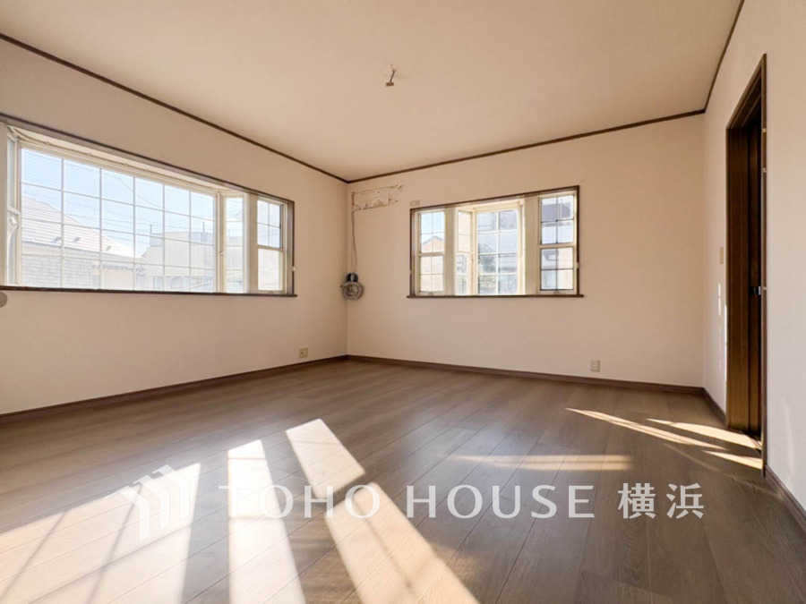 豊かな光が照らすこの場所は、たわいもない会話を楽しみ、ゆったりとした時間を過ごす場所。家族の日常が刻まれる大切な空間です。