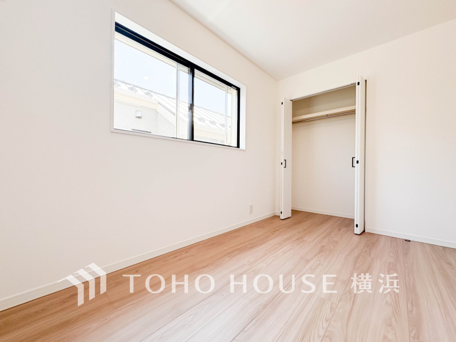 穏やかな風と陽光を導き、プライバシーに配慮された設計プランを採用し、居住性を一段と心地よいものにしています。明るく開放的な空間を演出しております。