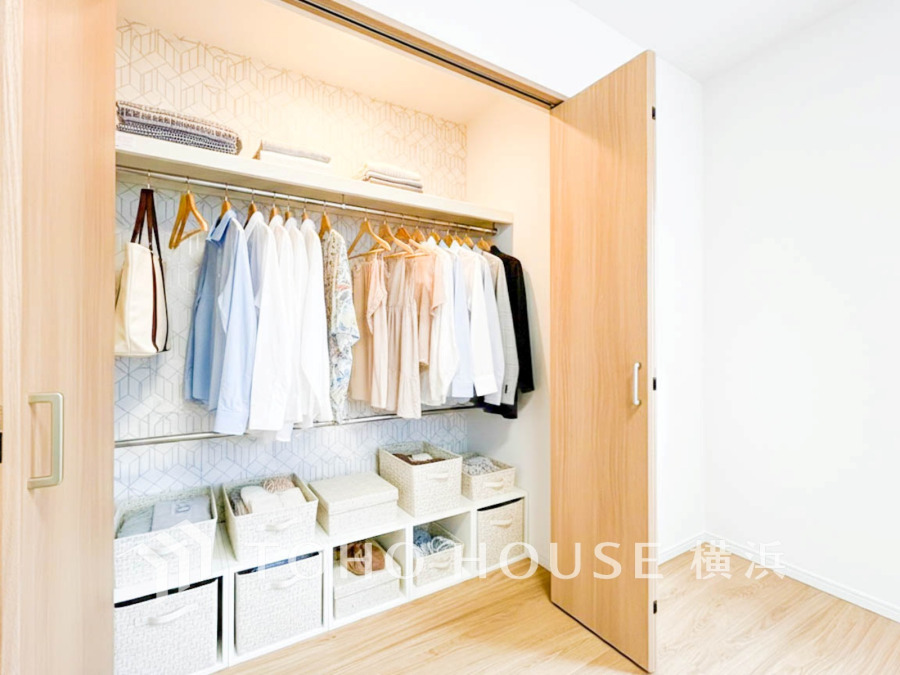暮らし心地を大きく左右する収納を、適材適所に配置し使い勝手を考慮しました。空間を余すところなく有効利用した収納は生活空間をより上質なものにしてくれるでしょう。（装飾品はAI加工です）