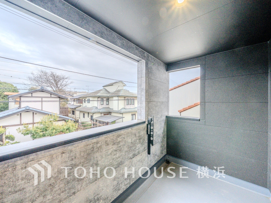 暮らしの中で光と風を演出してくれる広いバルコニー、見事なまでの開放的な空間を演出しながら、プライベート性も確保された空間は我が家の自慢。