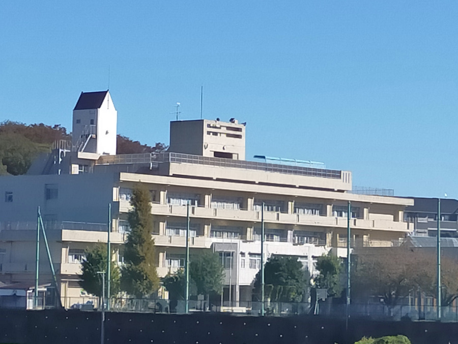 横浜市立東俣野小学校まで　約1300ｍ