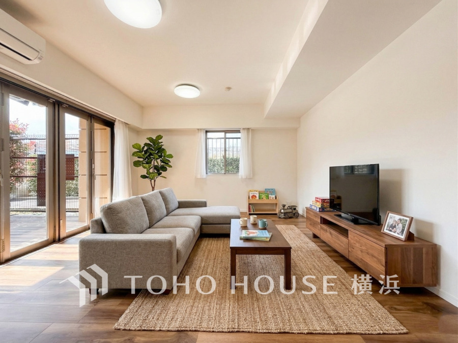 一日の中で多くの時間を過ごすことになる住まいだからこそ、いつも穏やかな空間であるように心掛けています。構成する建材などへの配慮が、住まう方の健康を守ります。（装飾品はAI加工です）