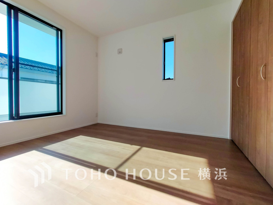 ひとりの時間をゆったり過ごしたり、静かな環境で趣味に打ち込んだり、自分時間を快適に過ごすプライベートルーム。大きな窓で彩られた空間は、心地よい風と伸びやかな眺めを愉しむ特等席に。