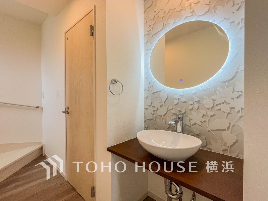 2階トイレ脇にもデザイン性の高い手洗い器を設置。実際に生活する側に立って設計した工夫が要所要所に感じます。キメ細やかさがこの邸の魅力の一つです。