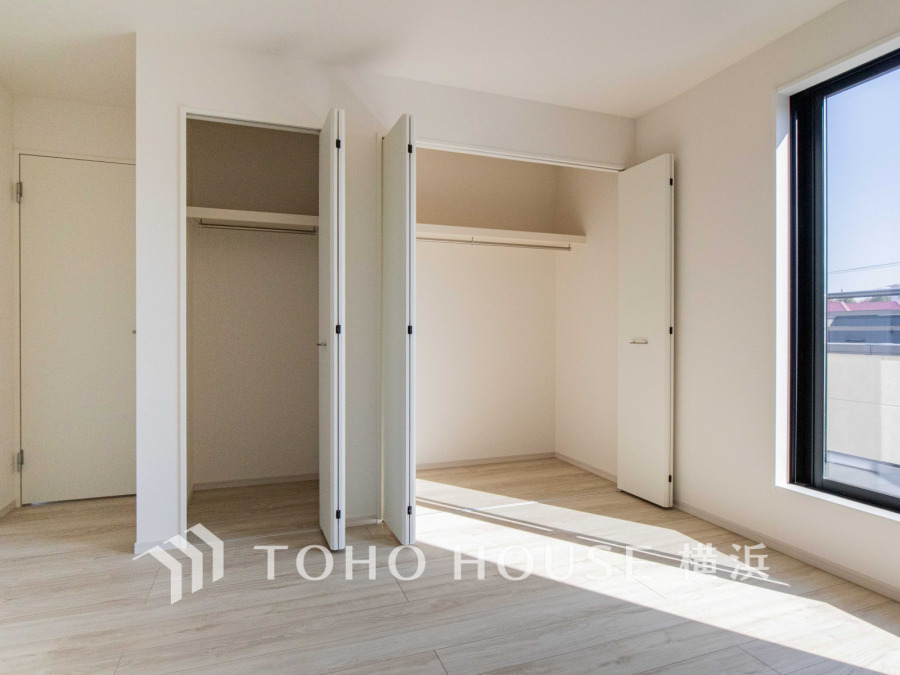 家族みんなの衣類や荷物をたっぷり収納できる、大容量のクローゼットを2つ完備。明るいお部屋で、お子様の成長に合わせて整理整頓もスムーズです。
