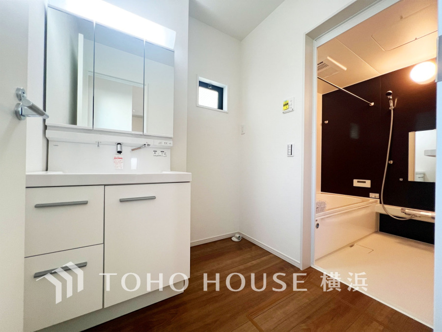 十分な大きさの洗面台は、身だしなみチェックや歯磨きなど、朝の慌ただしい時間でも余裕とゆとりを感じて頂けます。