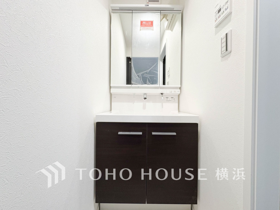 一日の始まりと終わりを心地よく演出し、多彩な機能が備えられたパウダールーム。心地よいリフレッシュ空間。清潔感ある洗面台は、身だしなみチェックや肌のお手入れに。