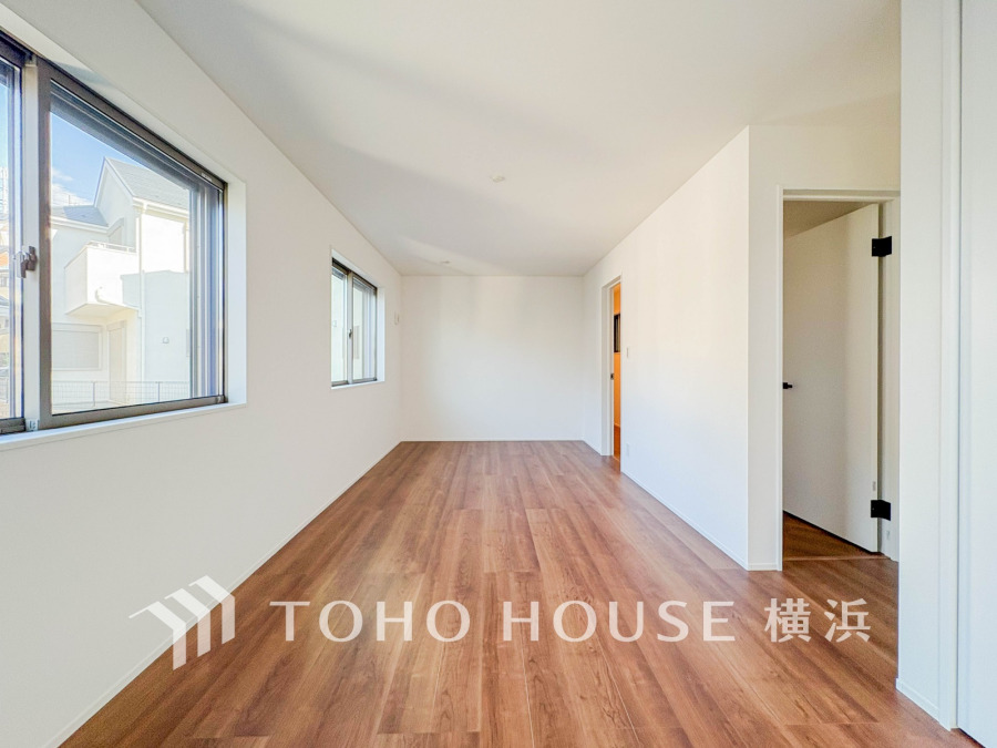 穏やかな風と陽光を導き、プライバシーに配慮された設計プランを採用し、居住性を一段と心地よいものにしています。明るく開放的な空間を演出しております。