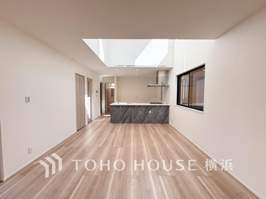 家族みんなが爽やかに健やかに過ごせるように、溢れる光をたっぷり取り込んだリビングダイニング。集いの場、憩いの場としての快適性を求めたやすらぎの空間です。