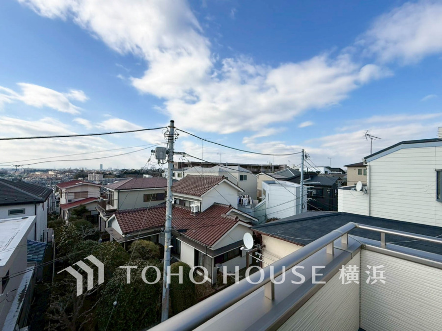 開放感あふれるバルコニーから、閑静な住宅街と広い青空を一望できる快適な住環境です。