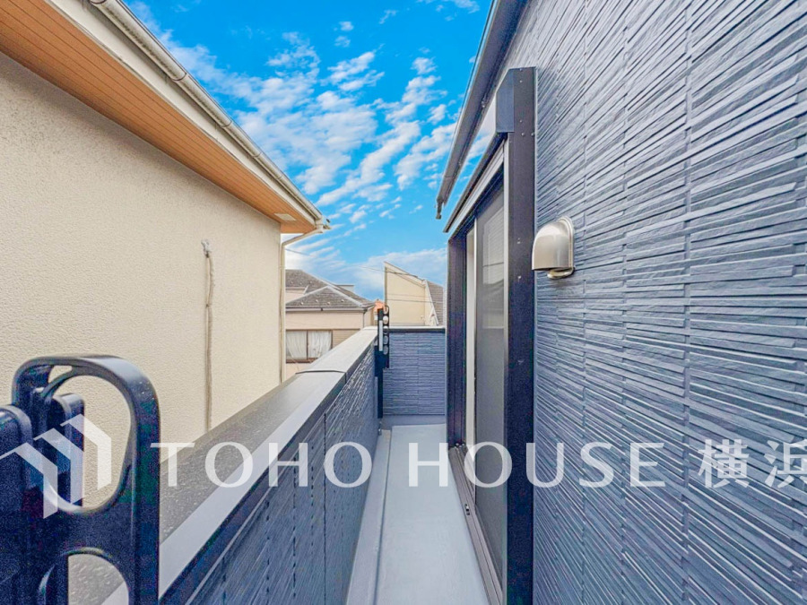 暮らしの中で光と風を演出してくれるバルコニー、見事なまでの開放的な空間を演出しながら、プライベート性も確保された空間は我が家の自慢です。