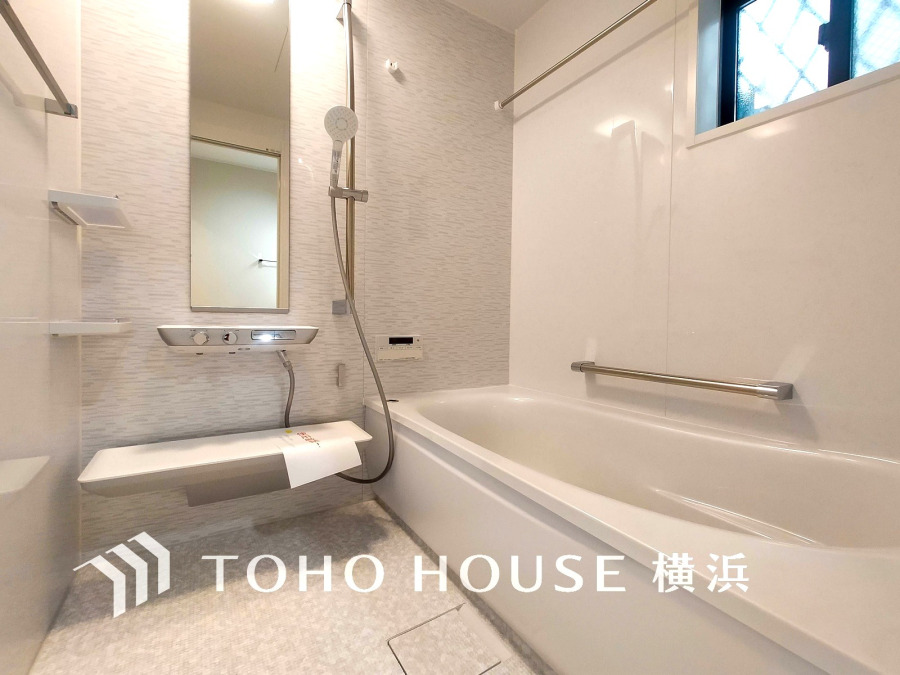 上質が感じられる質感とカラーリングで、清潔な空間美を実現。一日の疲れが癒される優雅なバスタイムを堪能できるゆとりあるバスルームです。