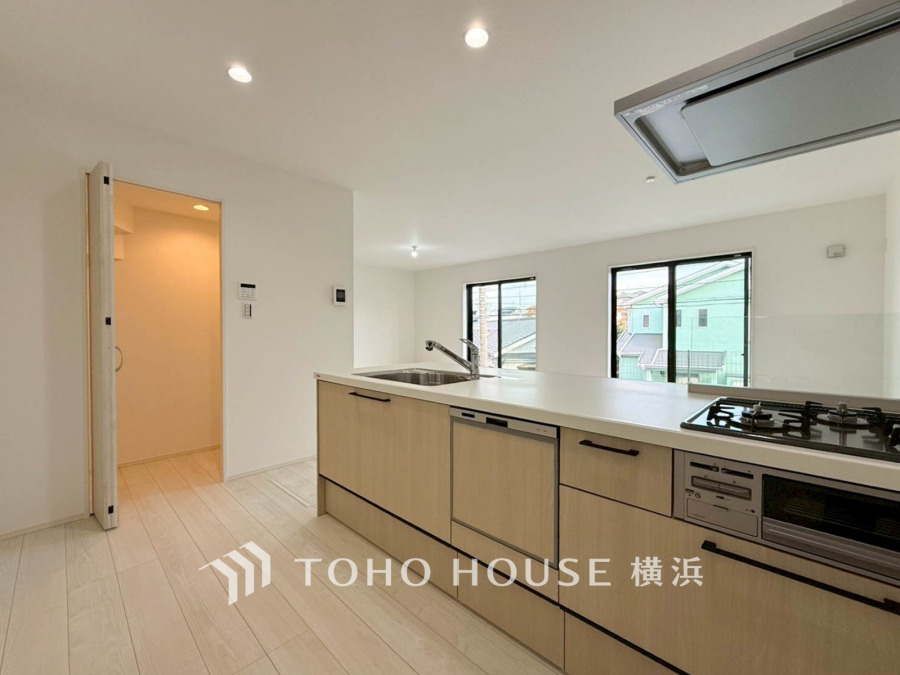 プライベートスペースを彩るインテリアとしての美と、快適な日常を支える機能性と強さがひとつになったキッチンです。開放的な対面カウンターキッチンはリビングと一体感のある空間。