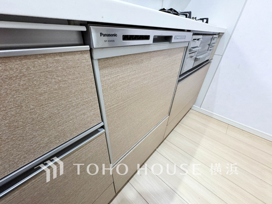 ナチュラルな木目調デザインで統一された、パナソニック製食器洗い乾燥機付きのキッチンです。