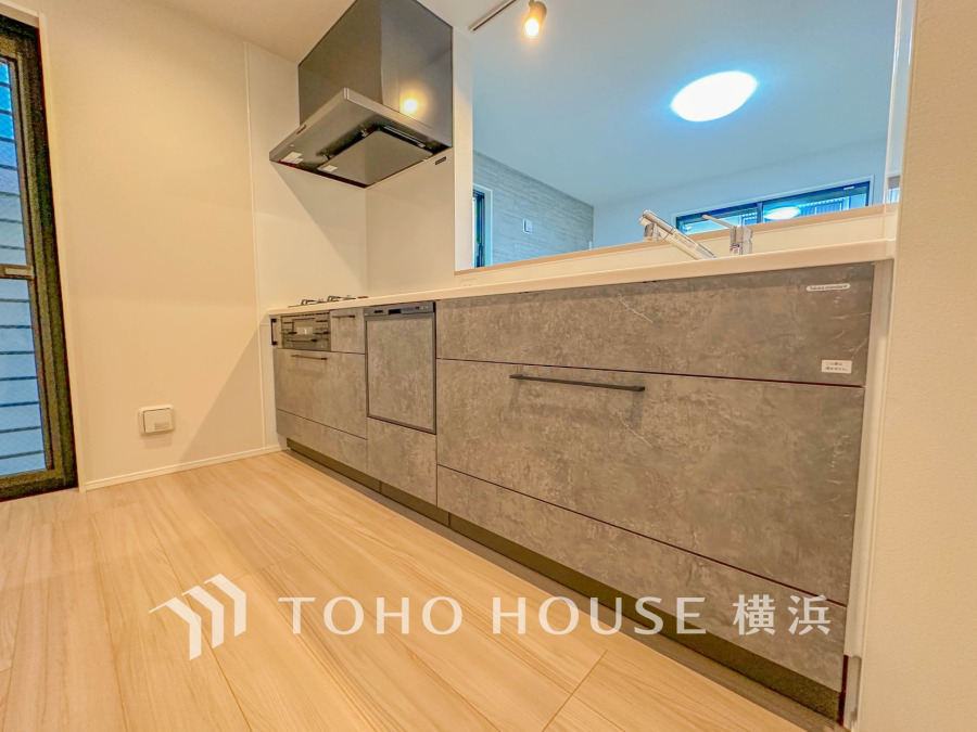 家事動線やリビングとのつながりに配慮し、食事の準備や片付けなどの家事を楽しくするキッチンスペースに仕上げました。毎日使う場所だから気持よく使えて、居心地の良い空間に。