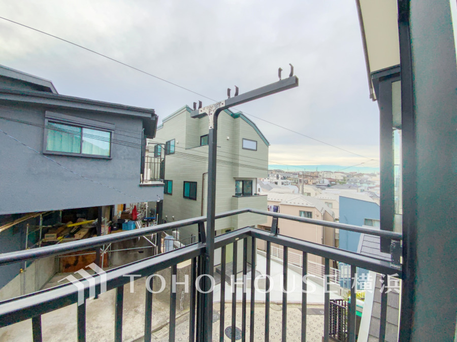 この開放感ある眺望と共に閑静な住宅街の季節感を演出する四季折々の変化を楽しめる心地よい場所となることでしょう。