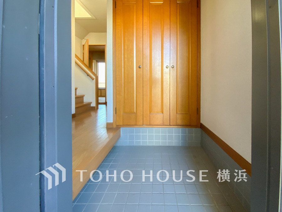 広々とした玄関はタイル貼りで清潔感があり、収納力のあるシューズボックス付きでスッキリと片付きます。