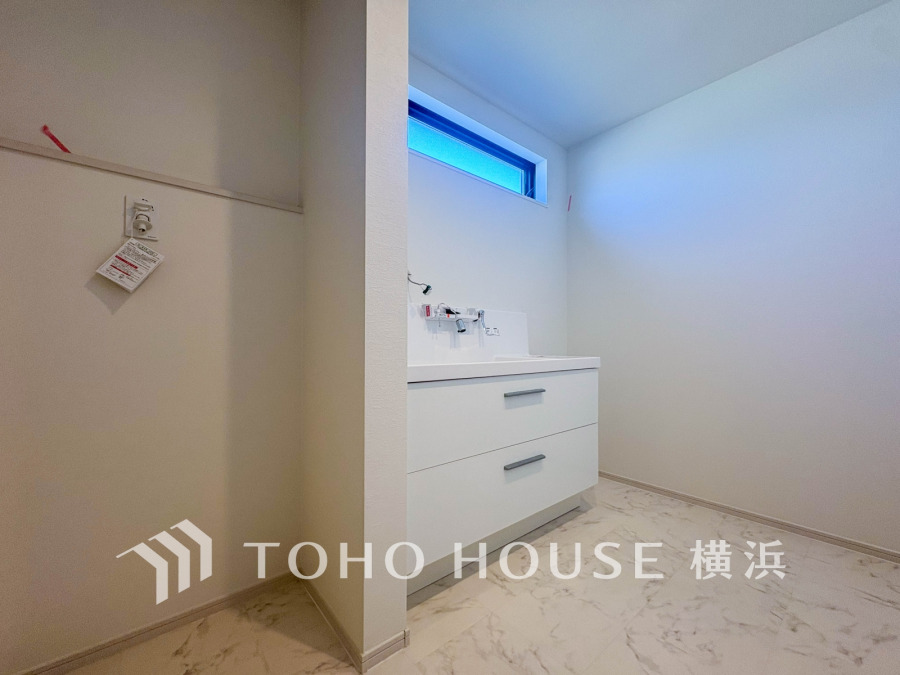 十分な大きさの洗面台は、身だしなみチェックや歯磨きなど、朝の慌ただしい時間でも余裕とゆとりを感じて頂けます。